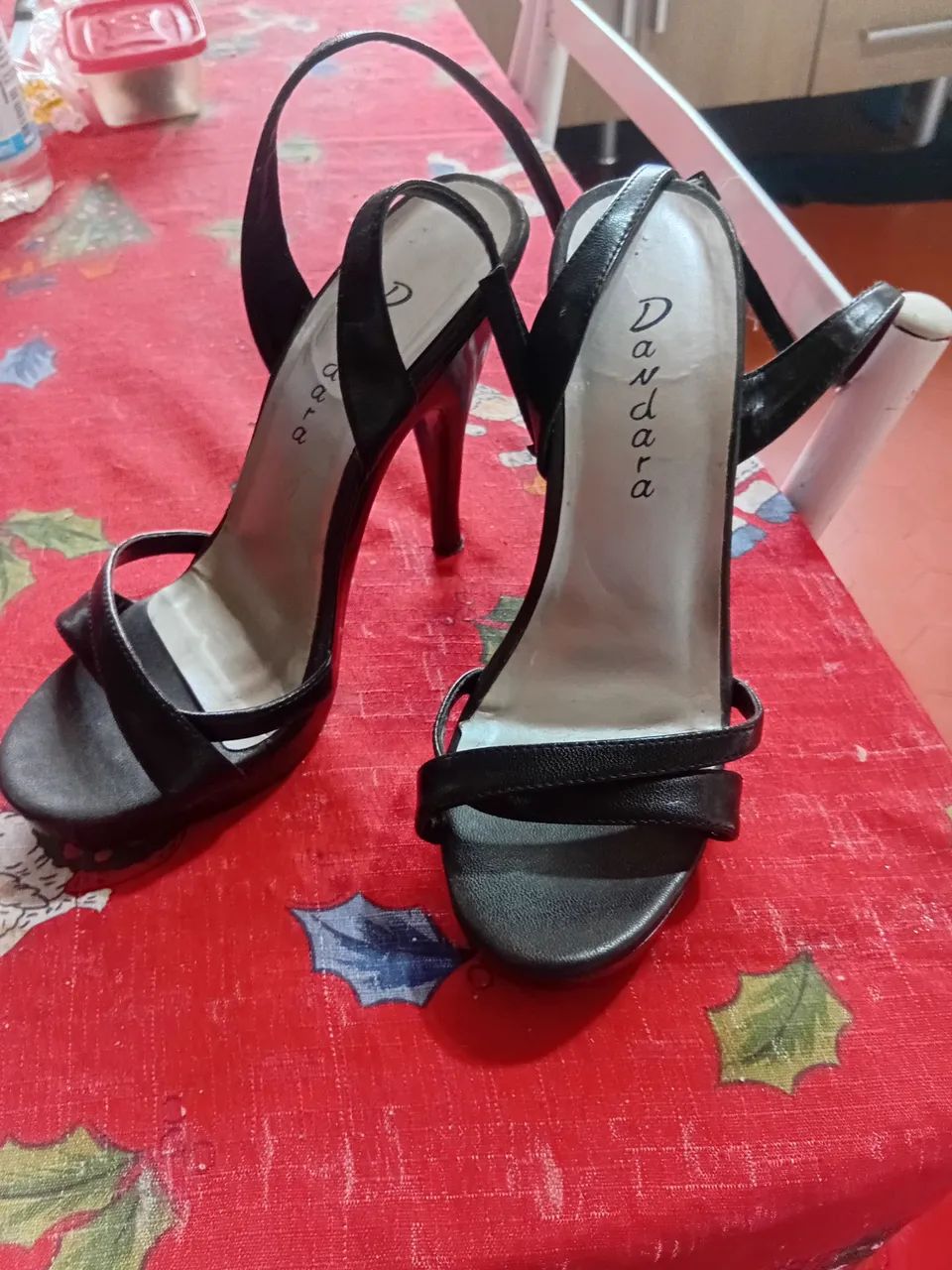 Roupas e sandália  - Foto 3