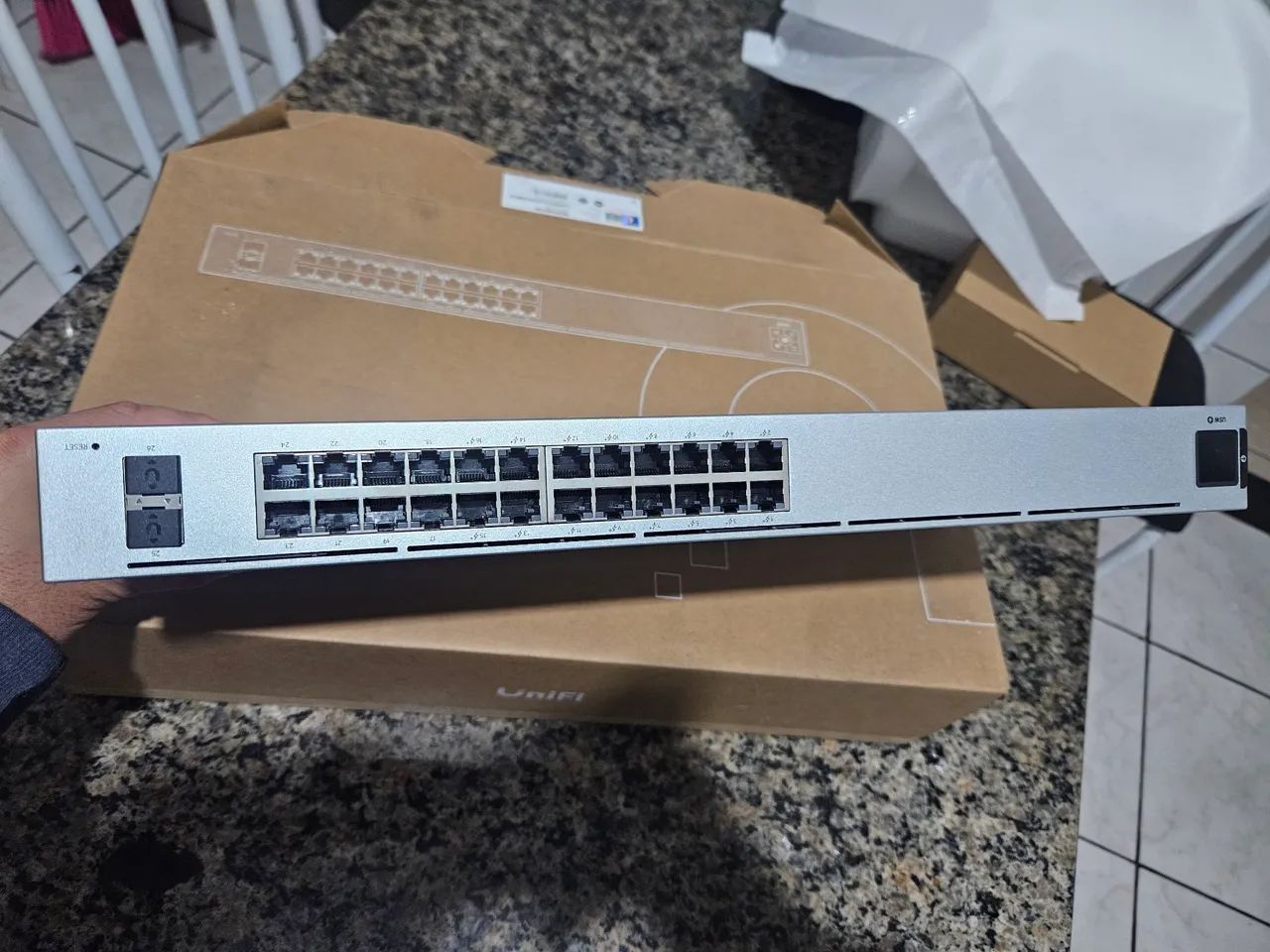 Switch Unifi 24-PoE Novo - Foto 2