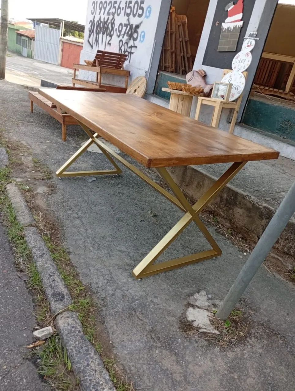 Mesa estilo industrial com tampo em madeira e base em metalon  - Foto 4