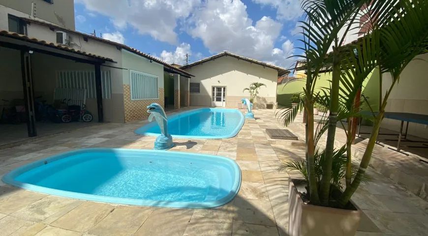 Casa com 4 quartos e grande área de lazer com piscinas, no Montese