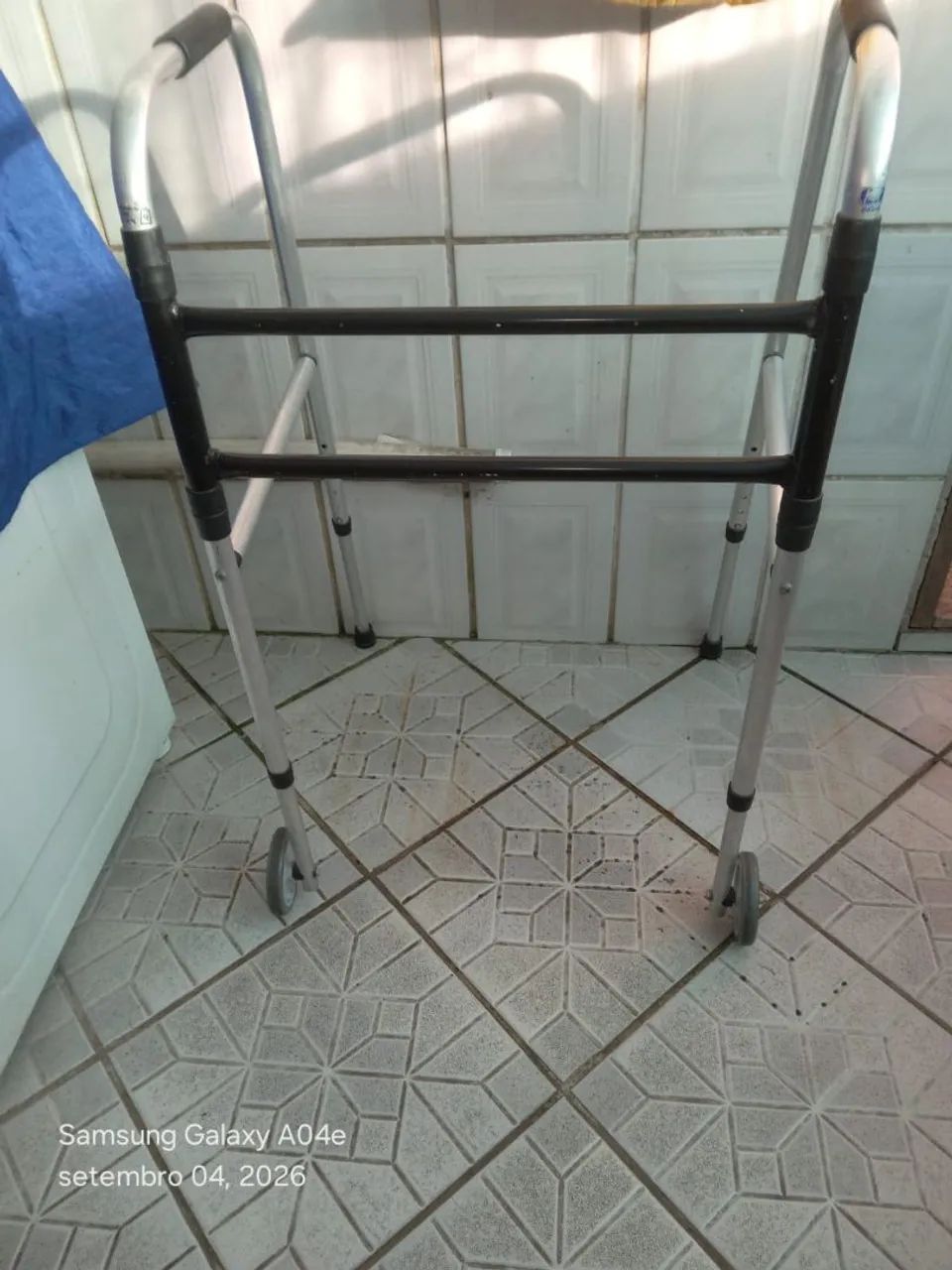 Andador dobrável com rodinhas 