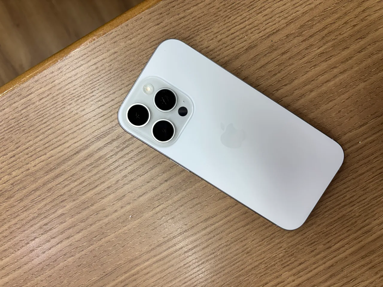 iPhone 16 Pro Max 256Gb White Titanium - Celulares e Smartphones