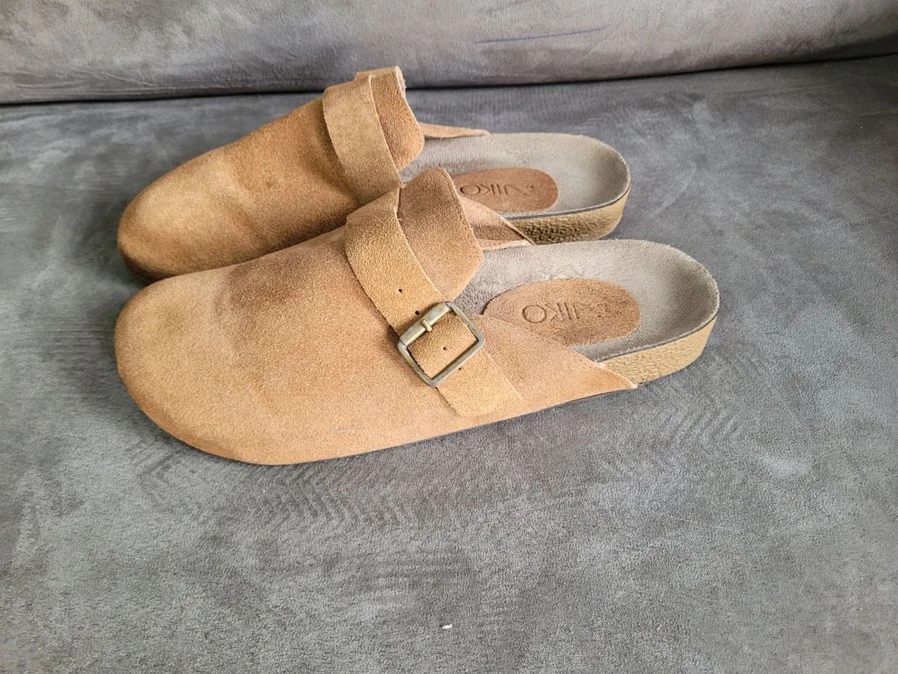 Chinelo de camurça marca Viko 42