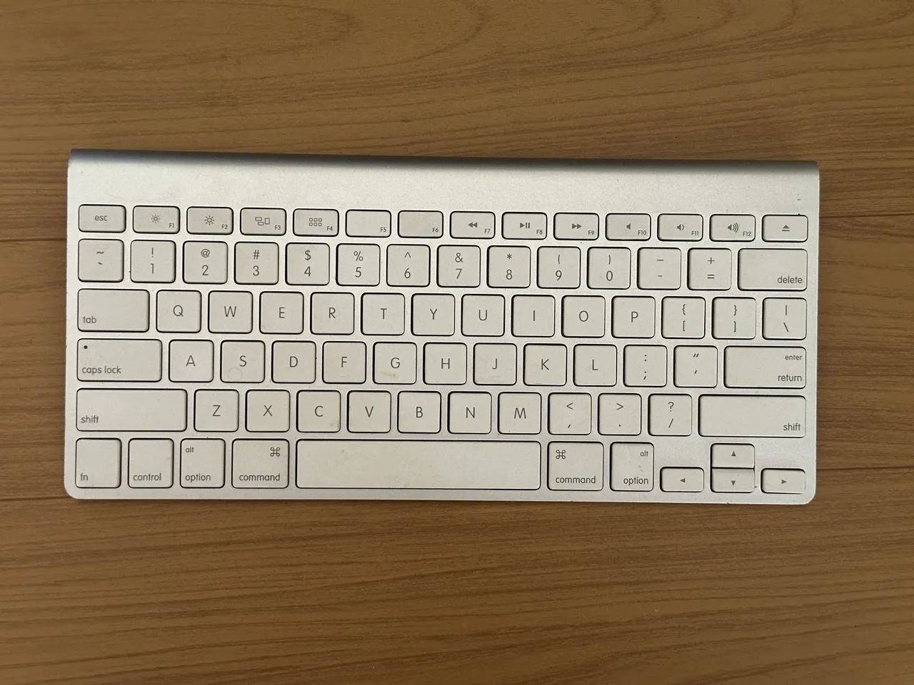Teclado Apple A1314 Bluetooth Magic Keyboard Branco Sem Fio
