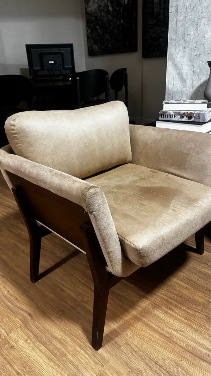 Poltrona em tecido para sala c/ acabamento em madeira e 