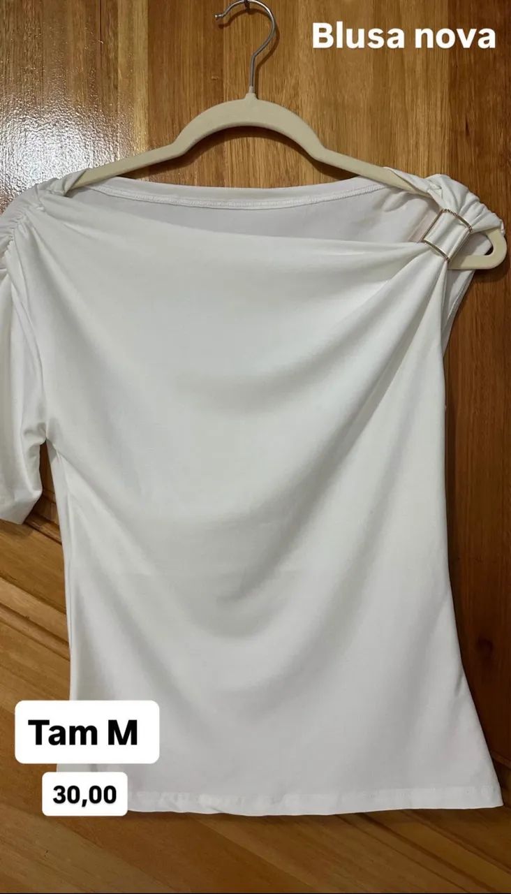 Blusa branca com detalhe dourado