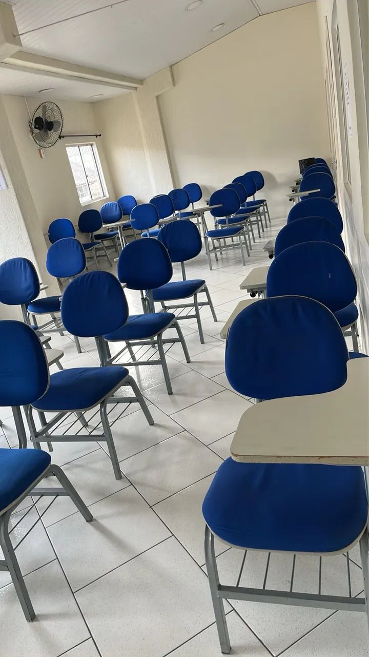 Cadeiras acolchoadas com apoio e sem 