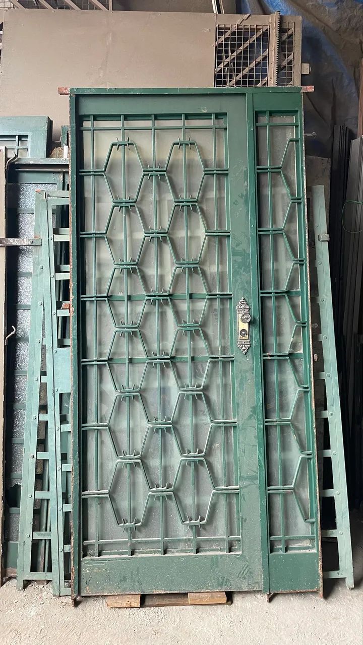 Porta Antiga de Ferro Maciço - Peça de Demolição