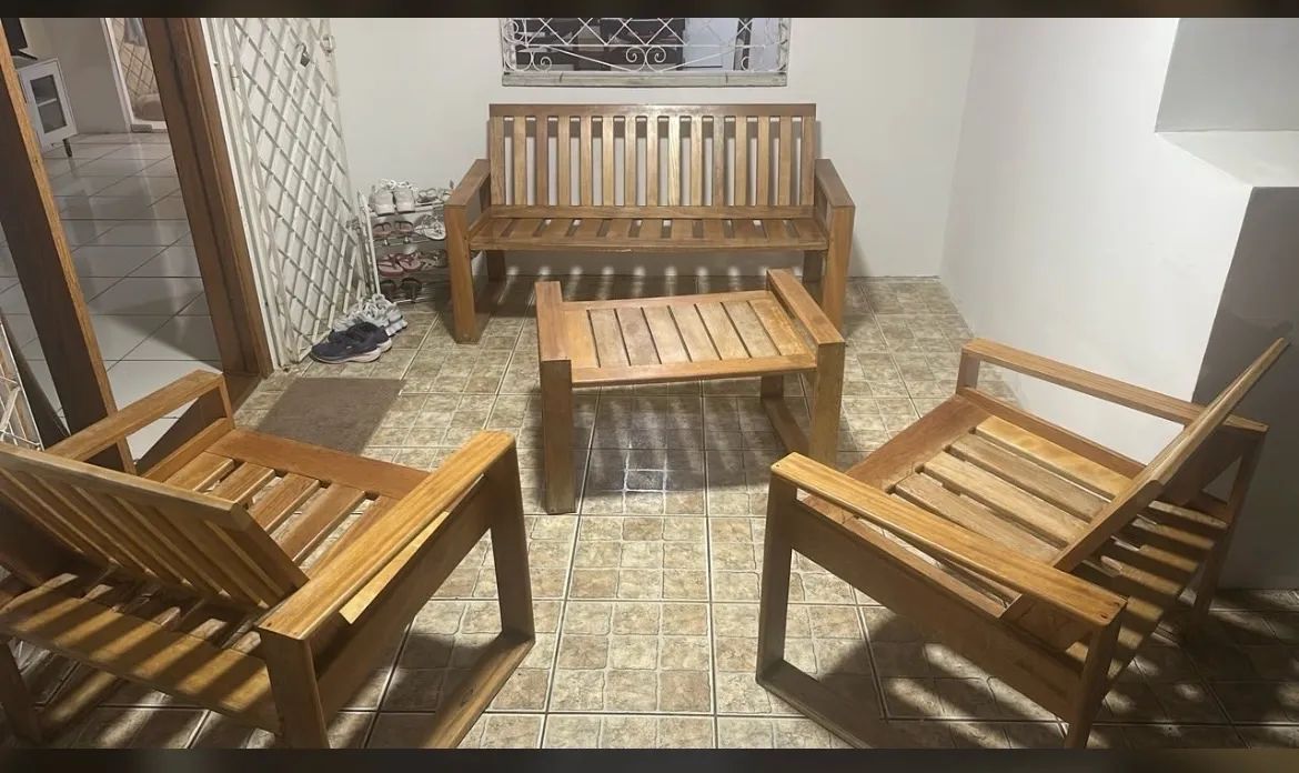 Conj. Mesa e cadeira de madeira pura 