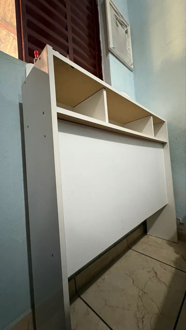 Cabeceira branca com nichos, ideal para quarto de solteiro. - Foto 2