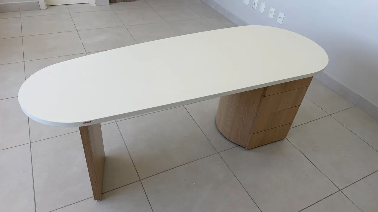 Mesa de escritório com gavetas 