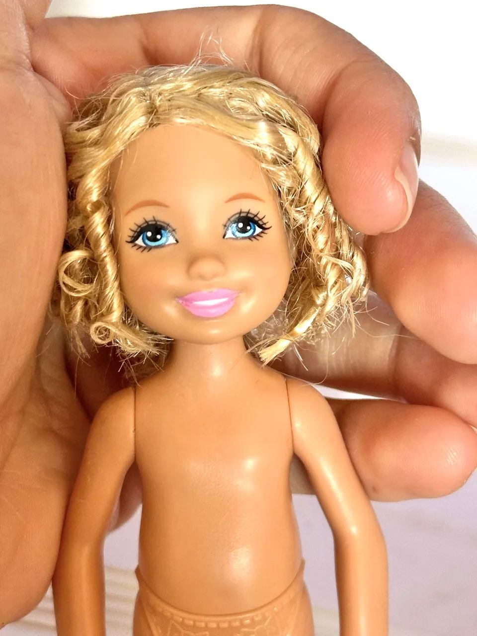 Boneca Chelsea Kelly Barbie cabelos cacheados corpinho estica - Foto 4