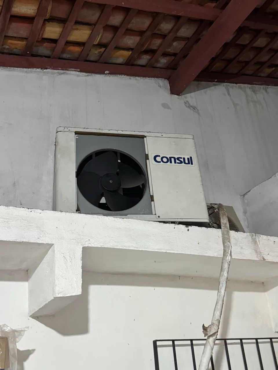 Condensadora cônsul funcionando só faltando Bota gás 7500 Btu  - Foto 3