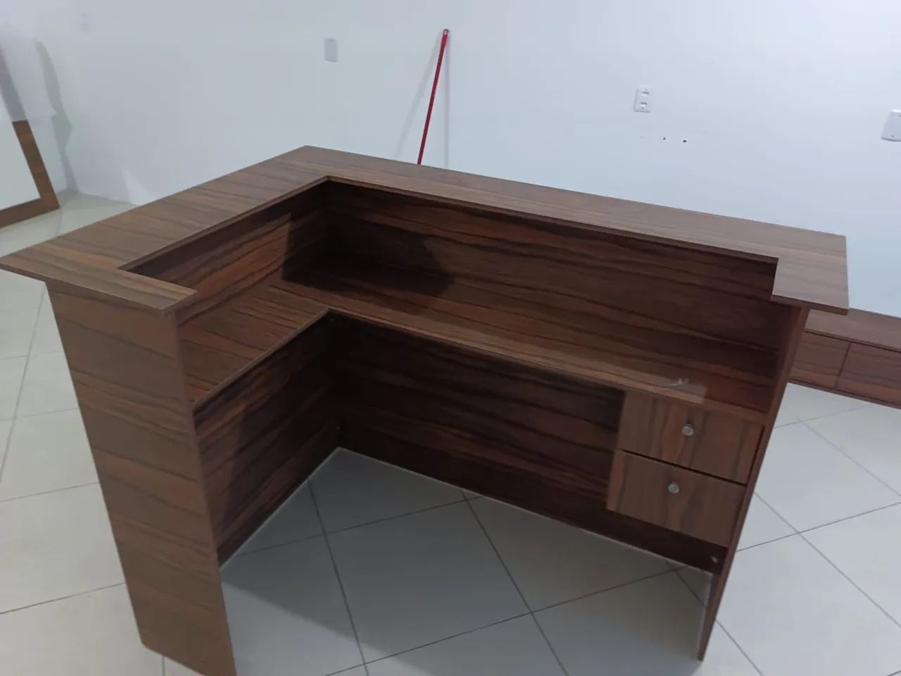 Prateleira e balcão para barbearia/ salão de beleza 