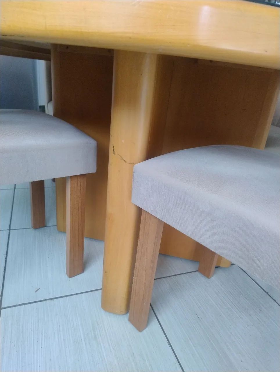 Mesa redonda de madeira com tempo de vidro com 4 cadeiras. - Foto 2
