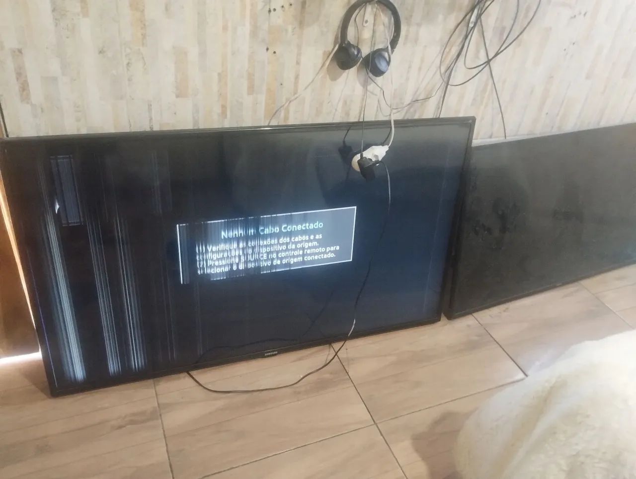 Troco e aceito propostas, 2 tvs uma com essas linhas pretas e uma trincada ambas Samsung! - Foto 3