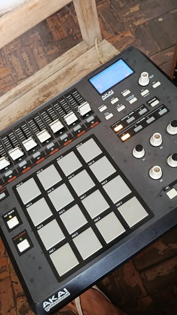 Akai mpd 32 troco por outra mpd ou mpc - Microfones e Gravadores