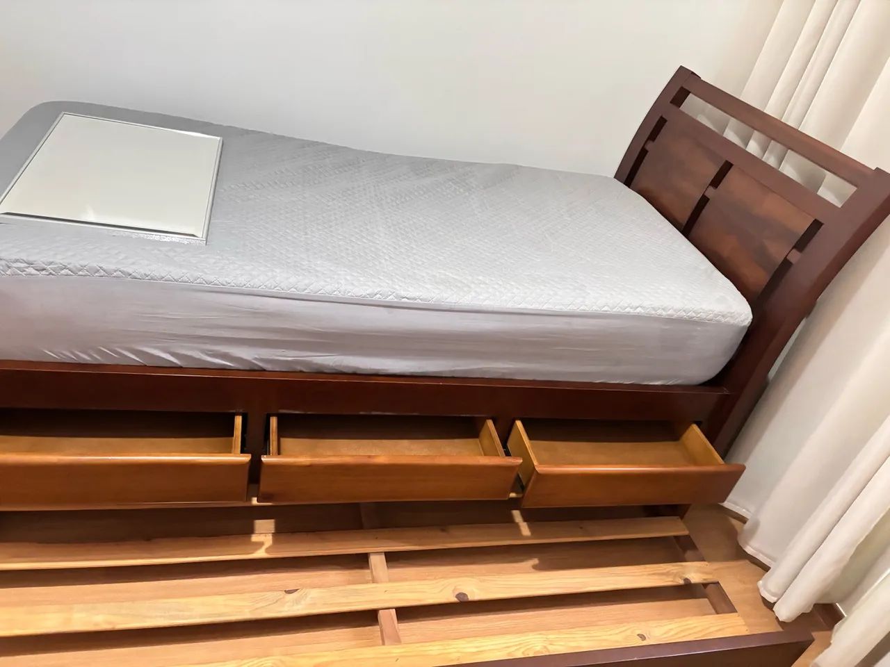 Cama solteiro, madeira maciça, com 3 gavetas e cama adicional 