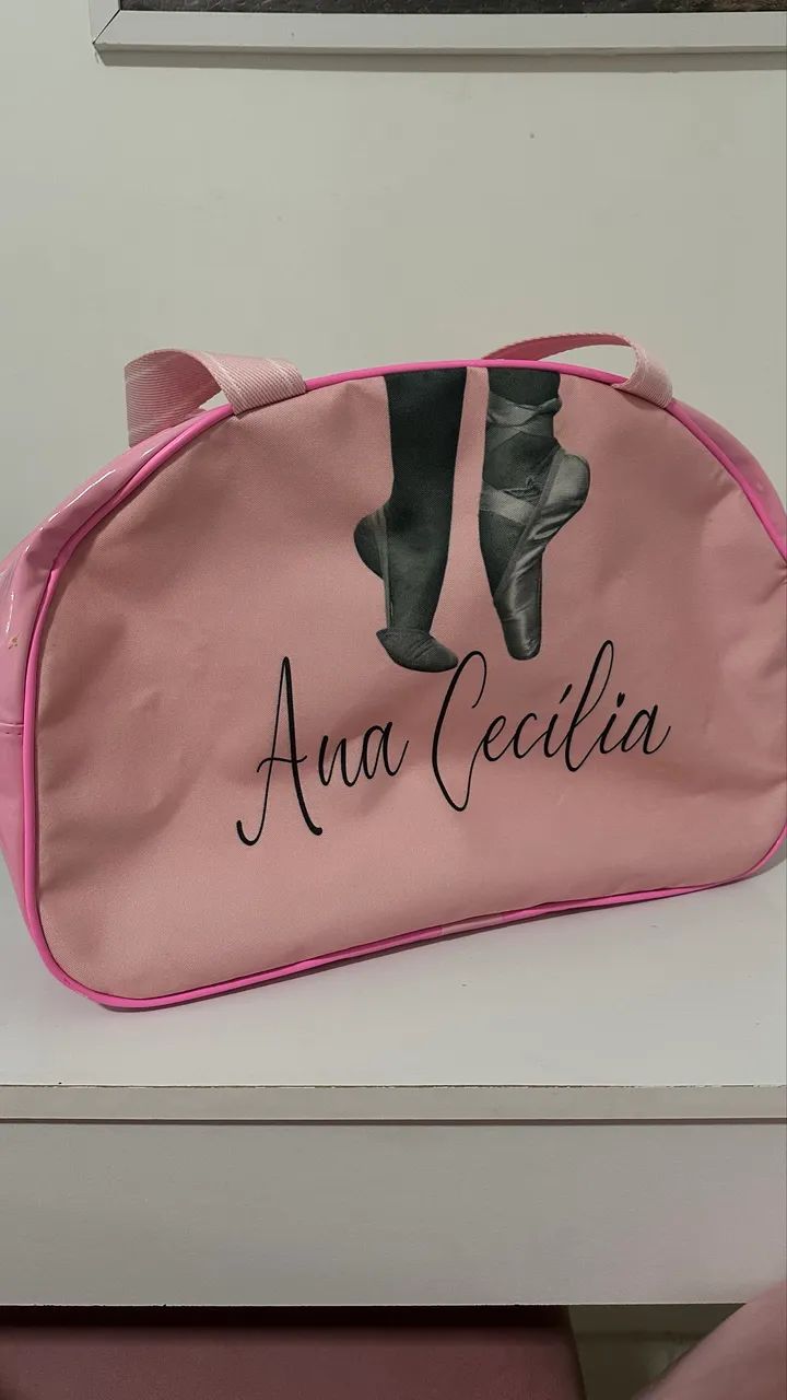 Bolsa grande e espaçosa.