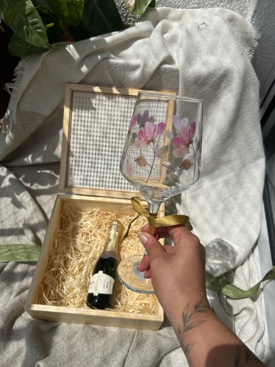 Kit presente - chandon, taça decorada e uma peça de gesso - Foto 4