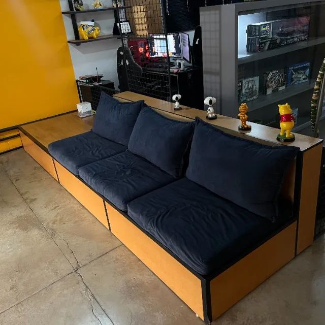 Sofá com Espaço de Exposição | Excelente para Salas e Ambientes Comerciais | RETIRADA