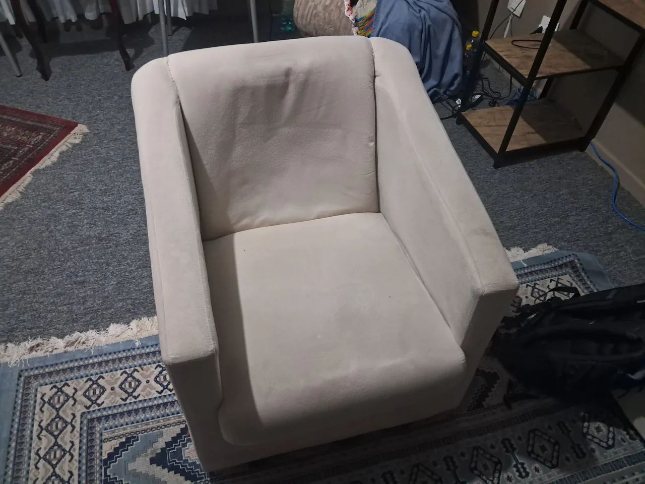 Vendo jogo de sofá de dois lugares e duas poltronas  - Foto 4