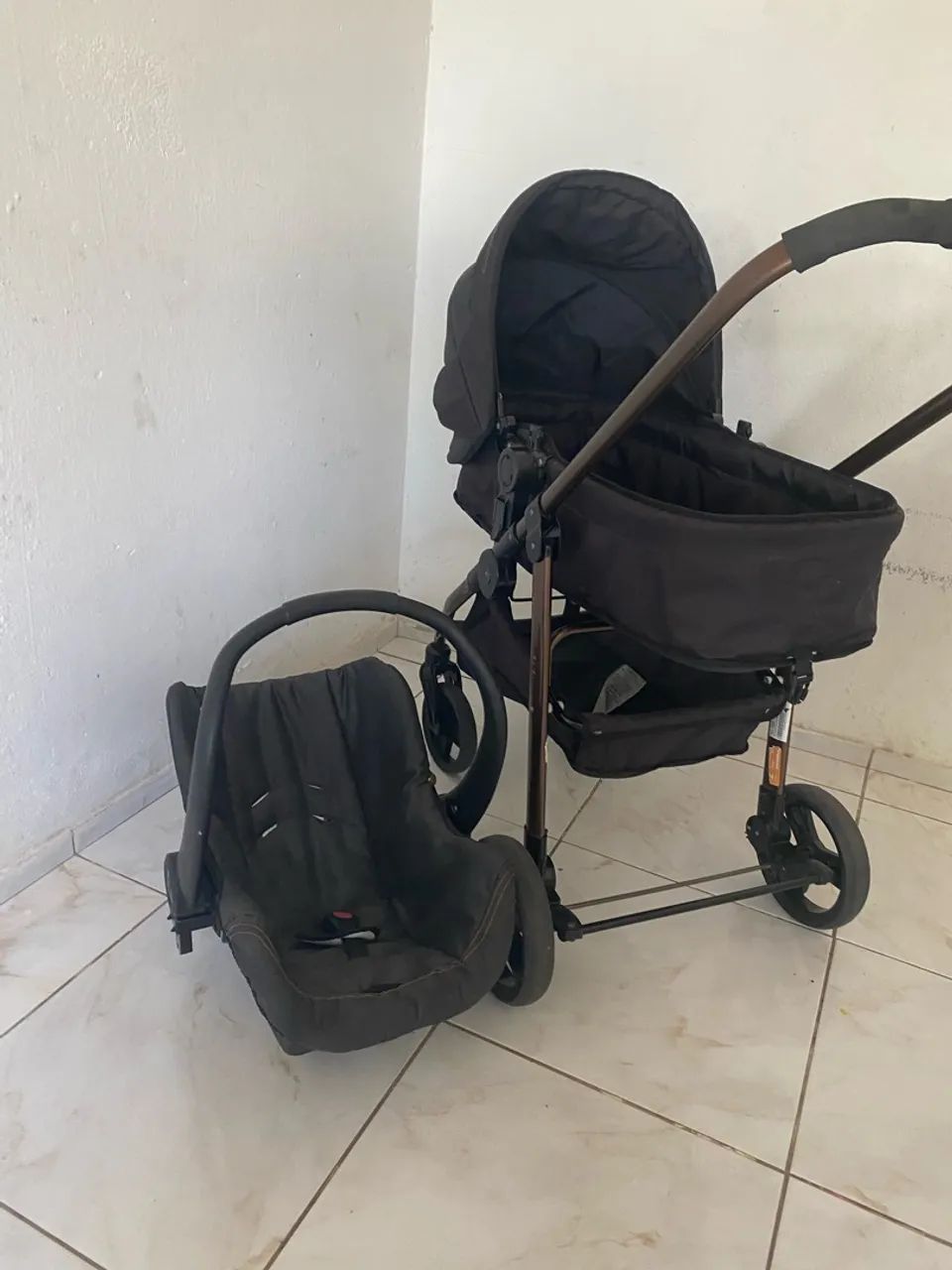 Carrinho de bebê e Bebê conforto 