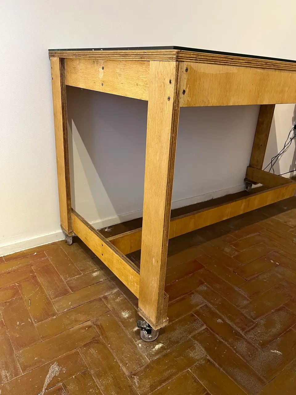 Mesa de compensado cru natural com rodinhas e tampo de vidro - Foto 4