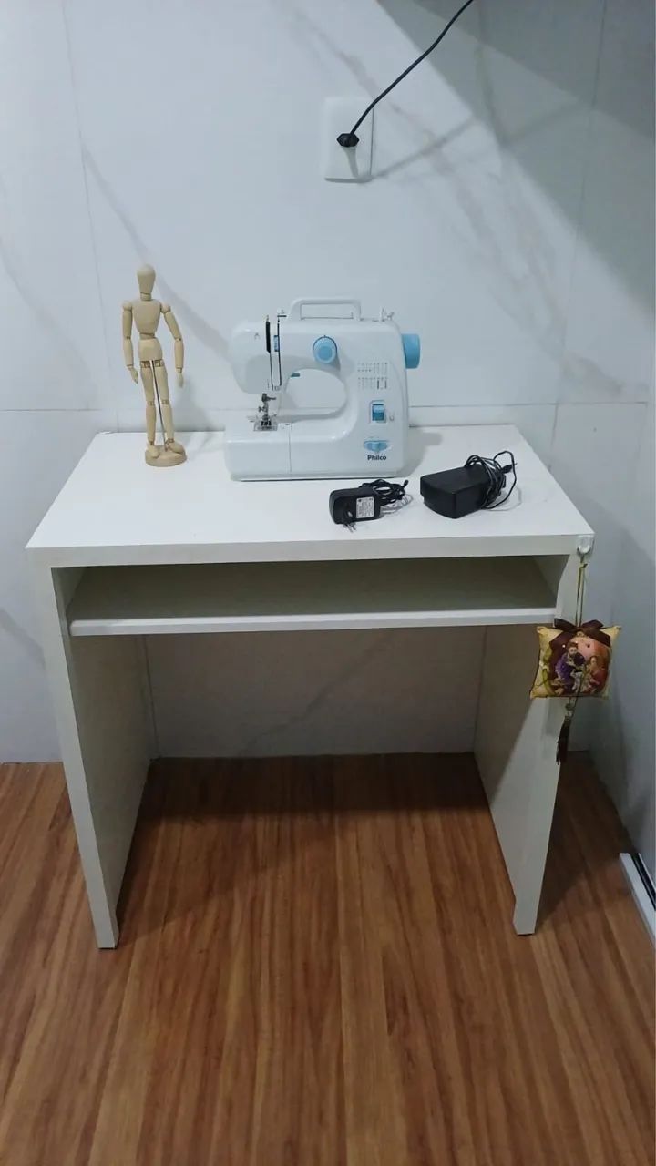 Máquina de costura e gabinete 