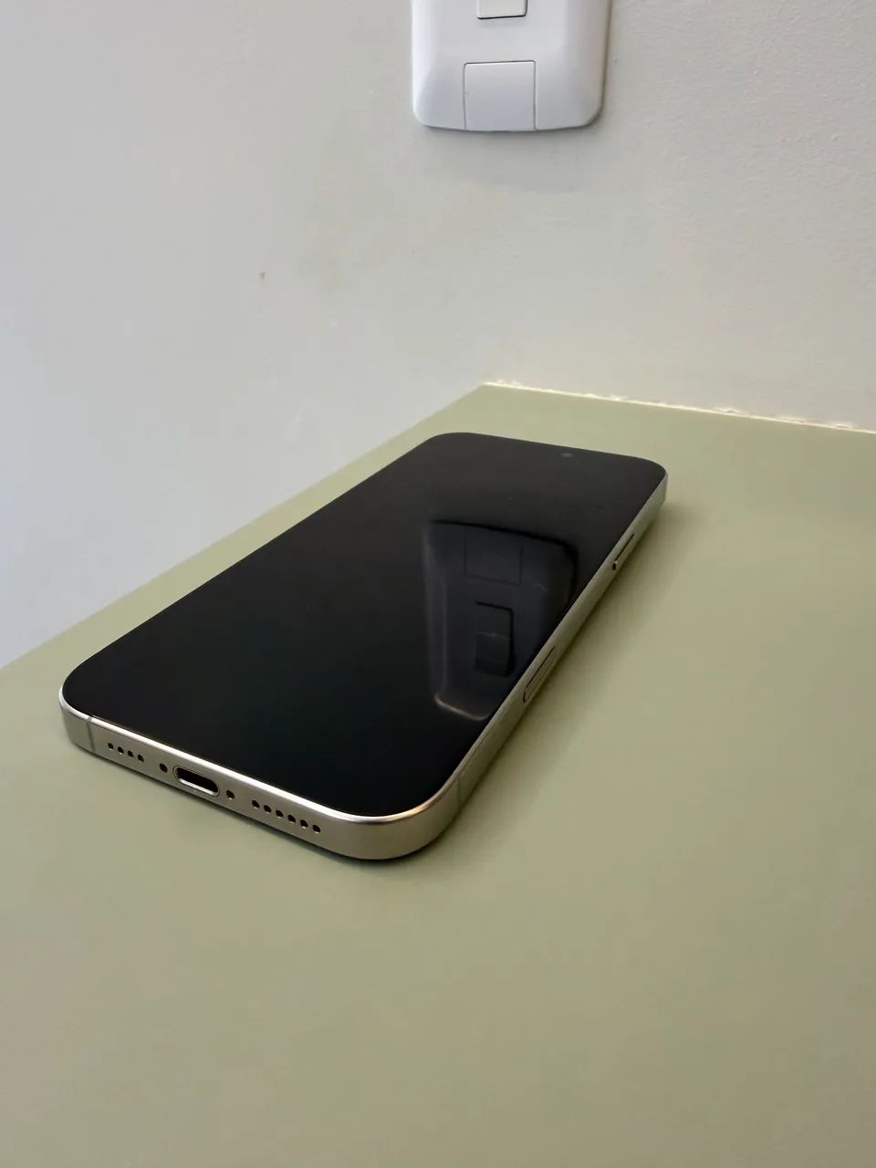 Vendo iPhone 16 pro Max estado de novo com caixa - Foto 2