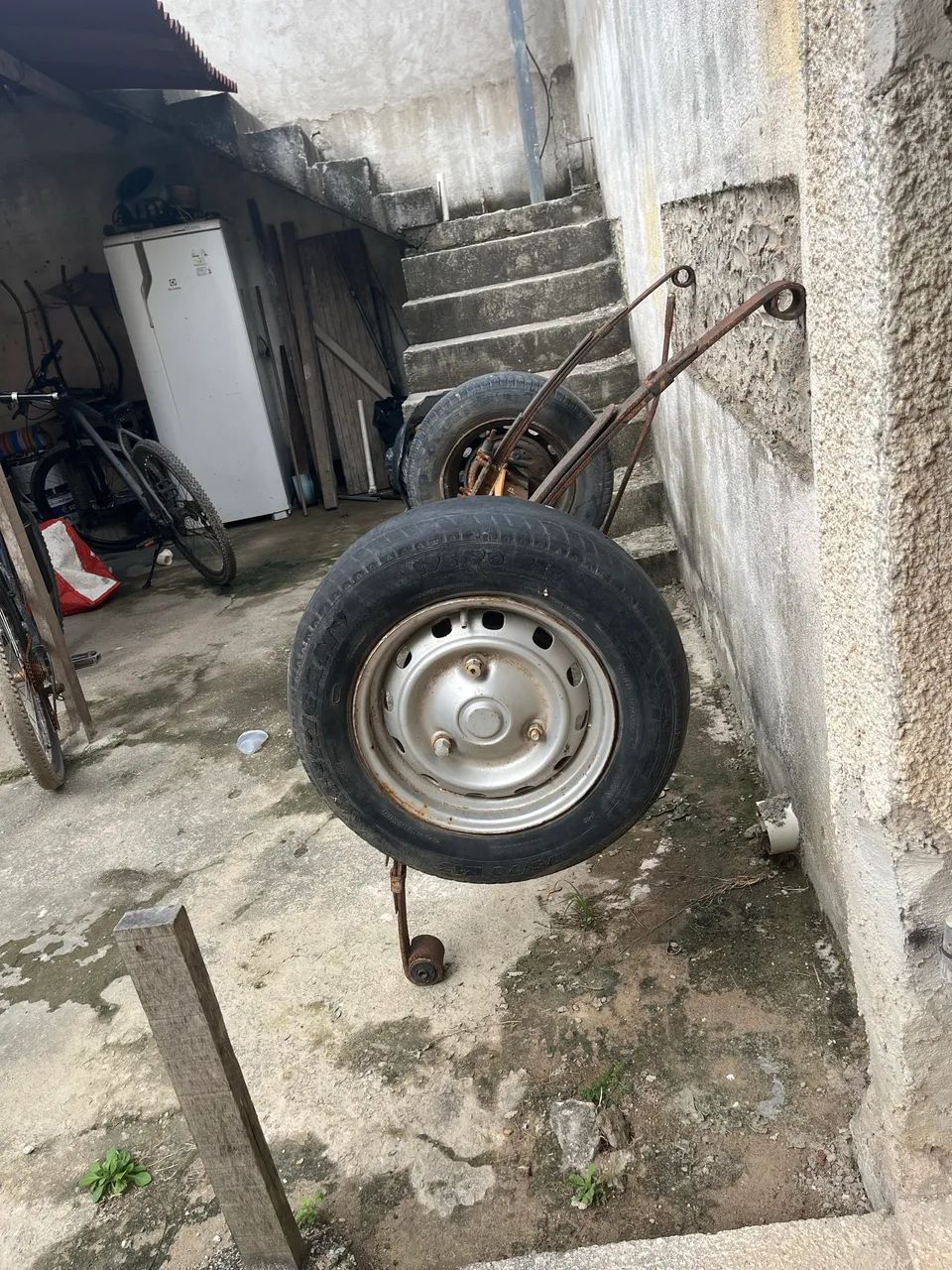 Eixo de carreta/reboque completo com rodas - ótimo pra reformas  - Foto 3