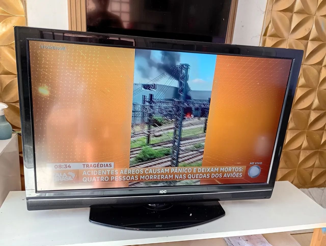 TV AOC 43" liga e desliga