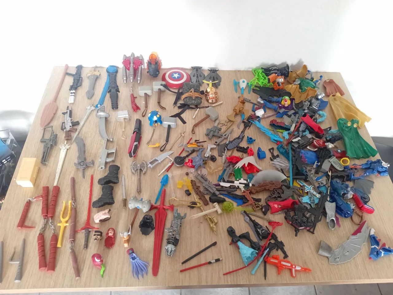 Lote de acessórios para bonecos