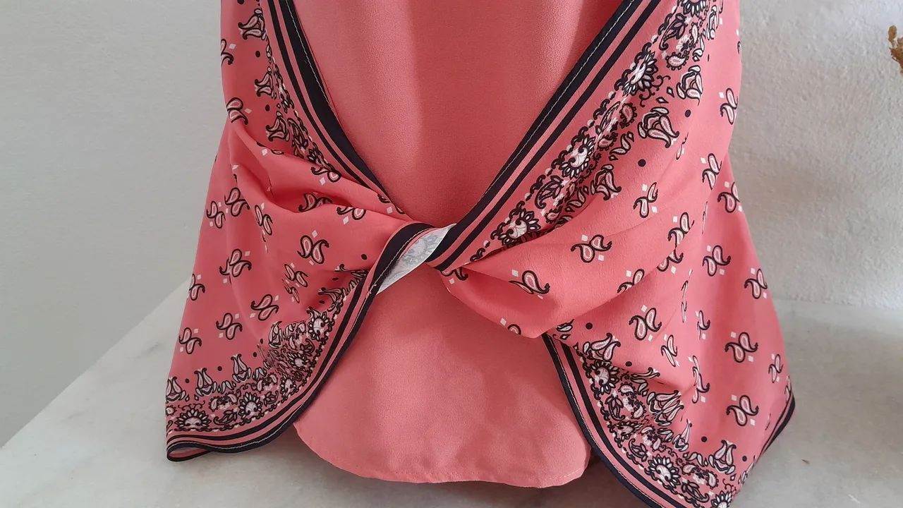 Blusa detalhe lenço.