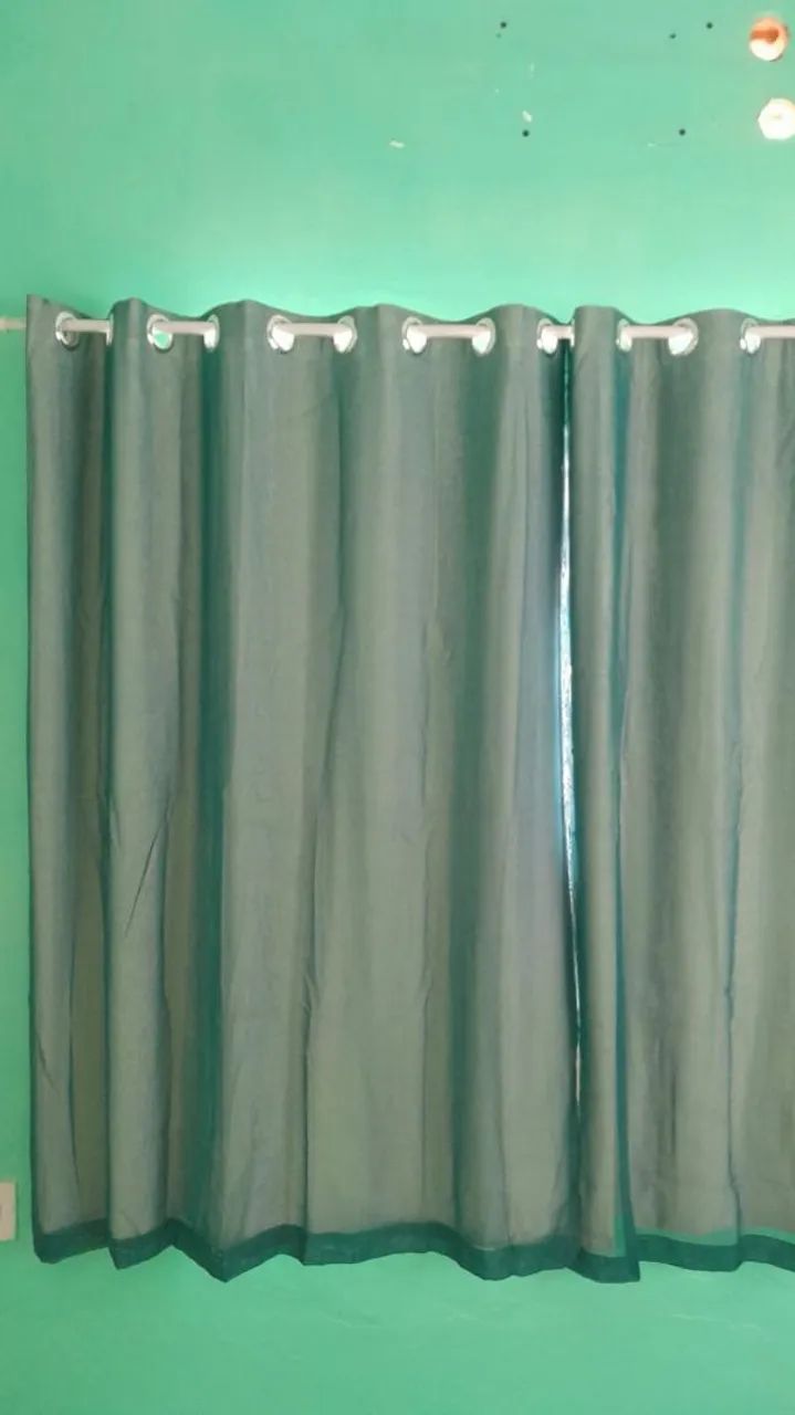 Cortinas com black-out e varão. R$100,00 cada - Foto 2
