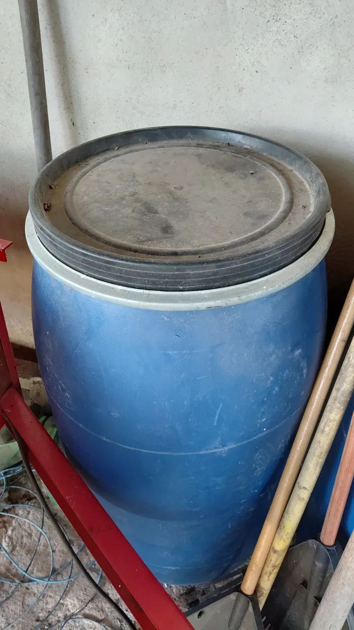 VENDO GALÃO DE 200 LITROS.