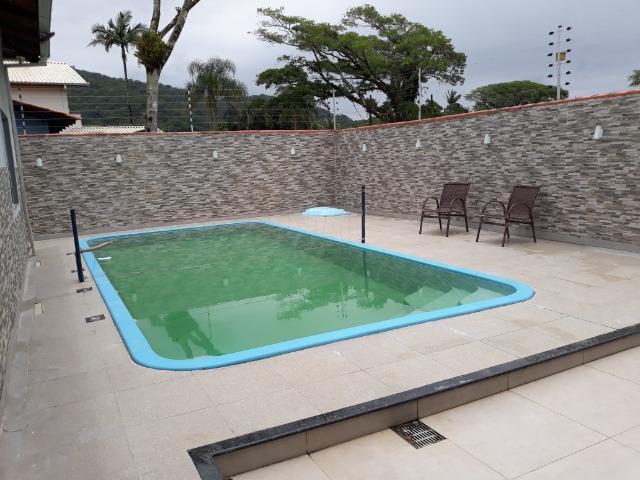 Casa com piscina e ar condicionado