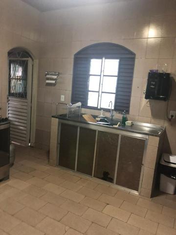 Vendo ou troco casa de 3 qts mais casa de apoio em lote de 700 mts no St de Mansões - Foto 2