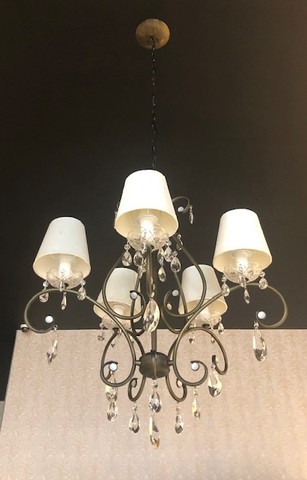 Lustre de ferro com cristais