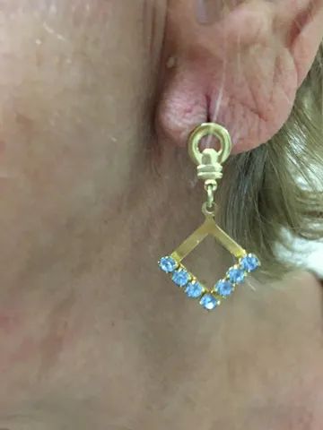 belíssimo brinco em pingente com detalhes em strass azul - Foto 2