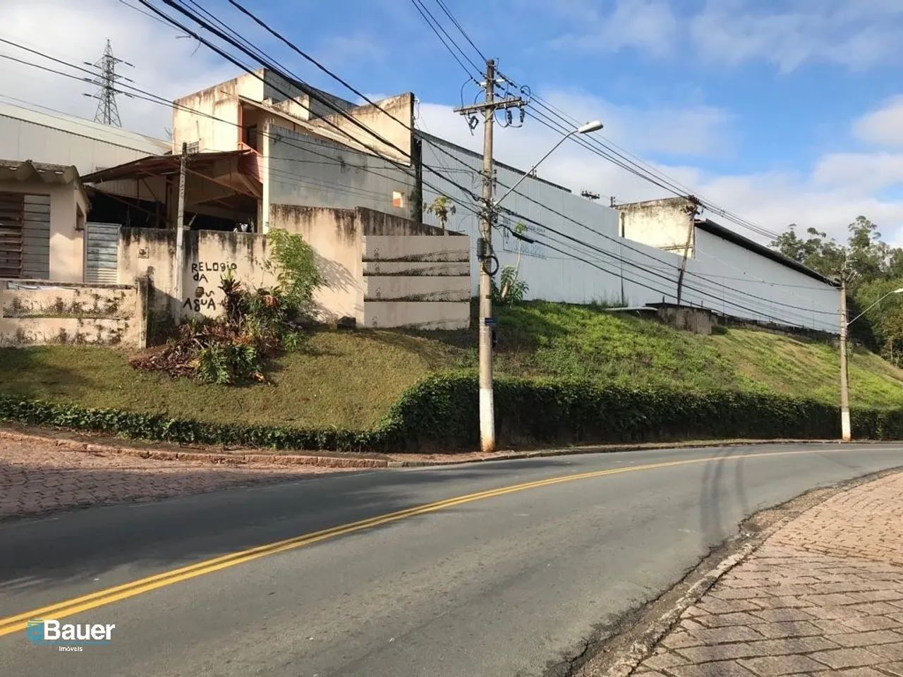 Área para vender em Sousas, com 127 metros de frente para rua asfaltada.
