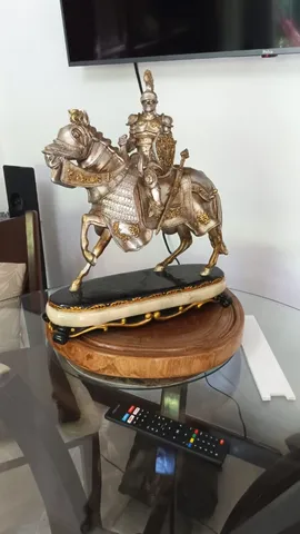 Escultura cavalheiro estilo medieval