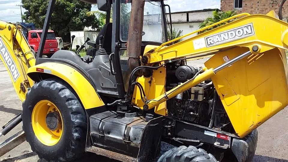 Retroescavadeira Randon com implemento - Foto 2