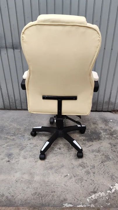 Cadeira Presidente Bege e com Apoio de Pedal Usada - Foto 4