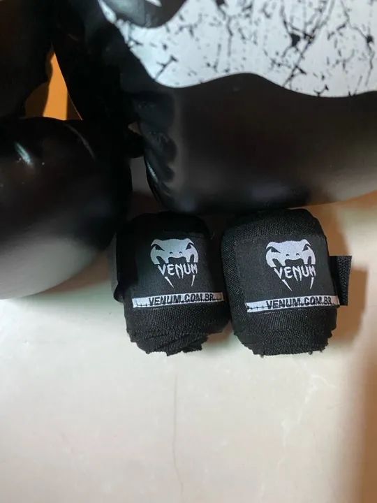 Vendo/Troco Luvas de Boxe/Muay thai Venum + Par de bandagens Venum - Novo - Foto 4