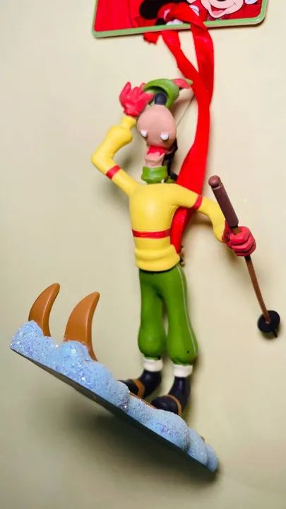 Disney Enfeite de Natal do Pateta Esquiador - altura 10 cm - miniatura de resina - Foto 4