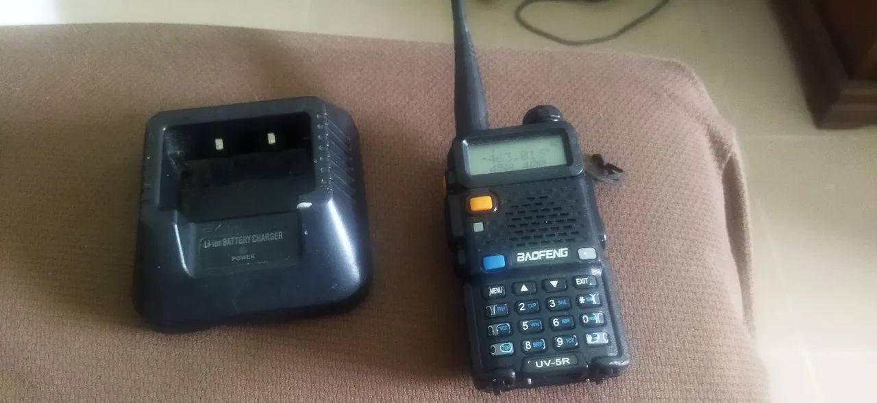Rádio Transmissor Baofeng UV-5R usado com Carregador