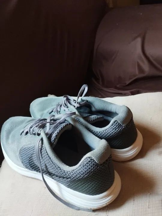 Tênis Nike Revolution 3 cinza Tam 40 26,5cm em bom estado sem rasgos - Foto 5