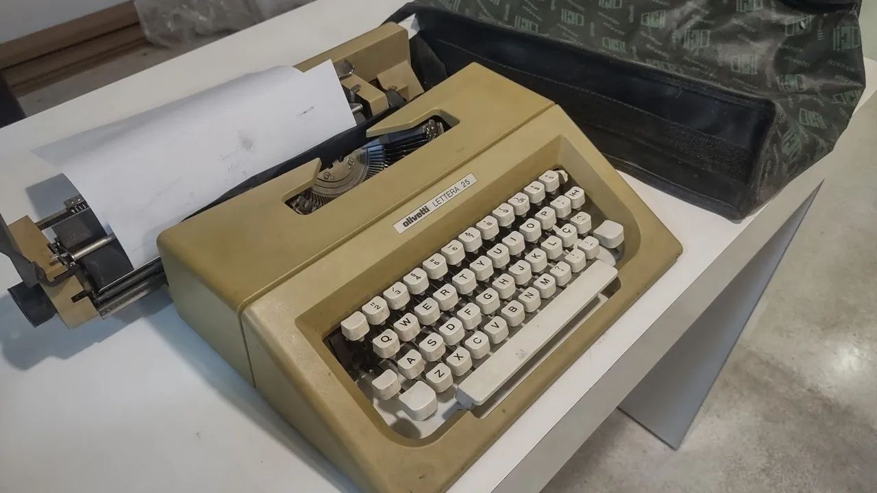 Vendo máquina de datilografia 200435654170164613122