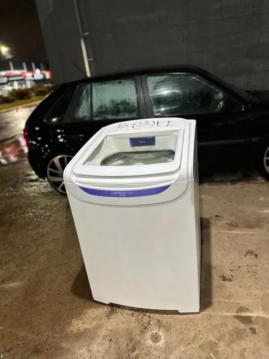 Máquina de lavar Eletrolux 15 kg semi nova